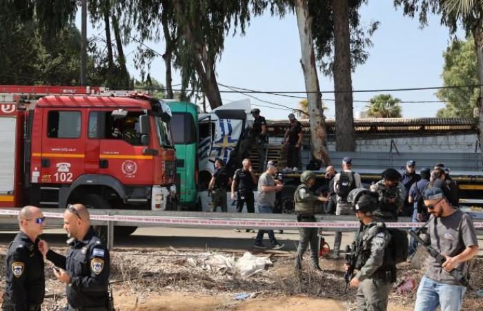 Un camion si è schiantato contro una stazione degli autobus provocando un morto e una trentina di feriti in Israele: quello che sappiamo