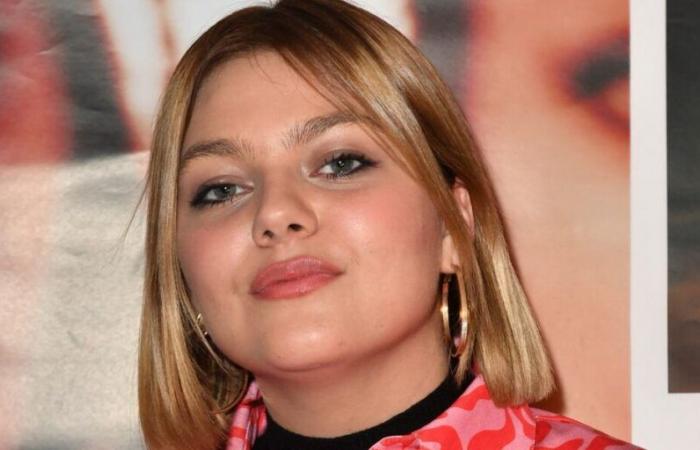 Louane, con la voce rotta dall’emozione, rende omaggio a Michel Blanc