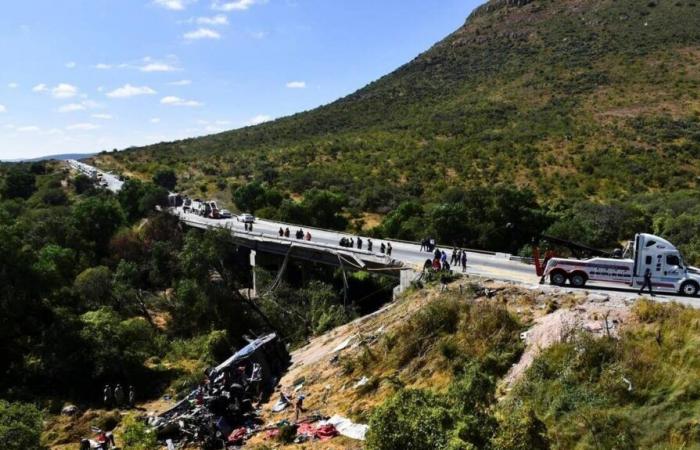 Incidente d'autobus uccide 19 persone e ne ferisce sei nel Messico centrale