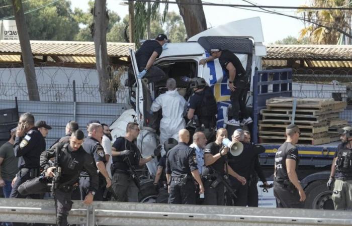 Israele: camion si schianta su stazione degli autobus, un morto e 29 feriti