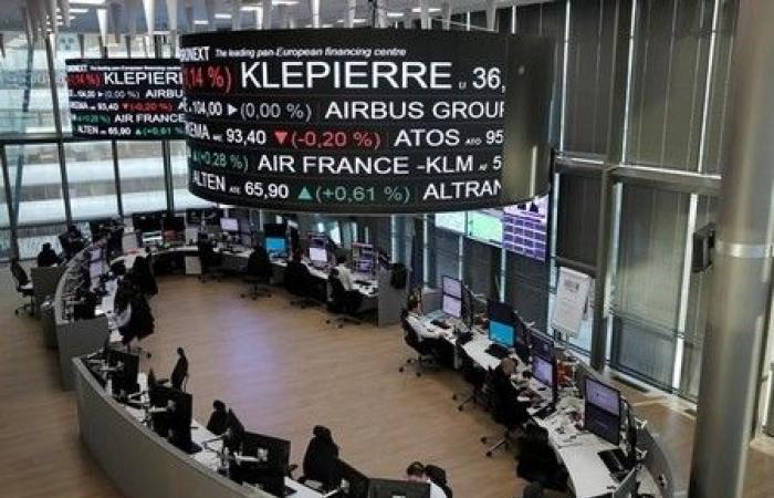 Parigi chiude in rialzo, crolla il prezzo del petrolio