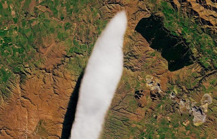 Il satellite della NASA fotografa una strana nuvola che ricompare sempre nello stesso posto in Nuova Zelanda