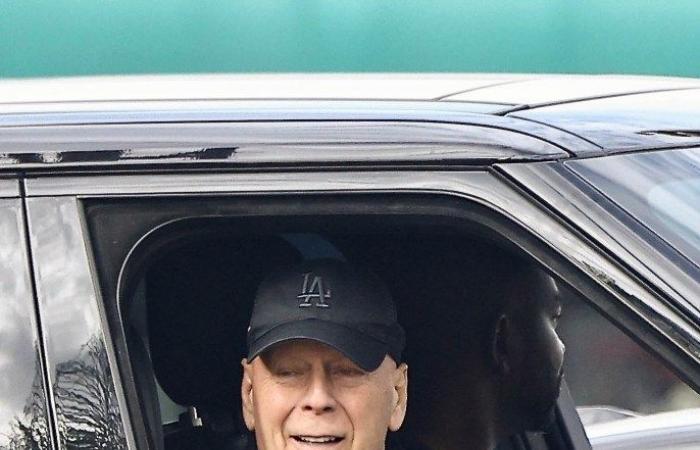 Bruce Willis, 69 anni, fa una rara apparizione pubblica durante la guida con la sua guardia del corpo contro l'afasia e la demenza