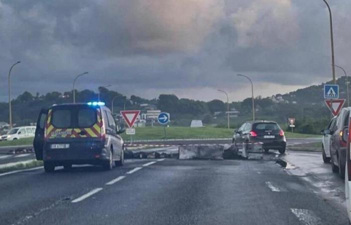 Quattro veicoli sono bruciati nella notte a Rivière-Salée, diversi posti di blocco all’inizio della settimana