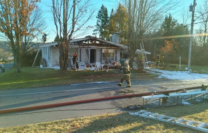 Una residenza rasa al suolo dalle fiamme a Saint-Georges