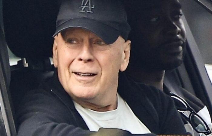 Bruce Willis, 69 anni, fa una rara apparizione pubblica durante la guida con la sua guardia del corpo contro l'afasia e la demenza