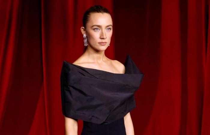 in video, Saoirse Ronan riformula Paul Mescal nel bel mezzo di un'intervista sulle molestie di strada