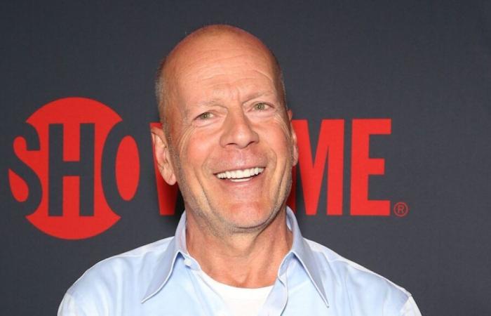 Bruce Willis è raggiante durante l'ultima uscita nel mezzo di una coraggiosa battaglia per la salute