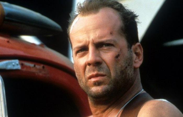 Bruce Willis, 69 anni, fa una rara apparizione pubblica durante la guida con la sua guardia del corpo contro l'afasia e la demenza