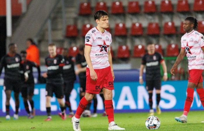 VIDEO. Calcio: in Belgio il club gli rende omaggio prima del fischio d'inizio della sua 600esima partita, ma lui non entra nemmeno in campo e resta fermo a 599