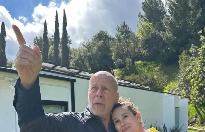 Bruce Willis, 69 anni, fa una rara apparizione pubblica durante la guida con la sua guardia del corpo contro l'afasia e la demenza