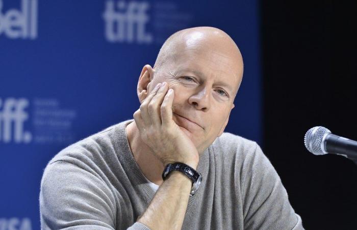 Bruce Willis, 69 anni, fa una rara apparizione pubblica durante la guida con la sua guardia del corpo contro l'afasia e la demenza