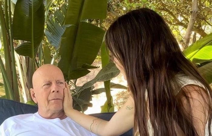 Bruce Willis, 69 anni, fa una rara apparizione pubblica durante la guida con la sua guardia del corpo contro l'afasia e la demenza