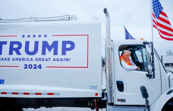 Trump appare a bordo di un camion della spazzatura, dopo la gaffe di Biden sui suoi elettori