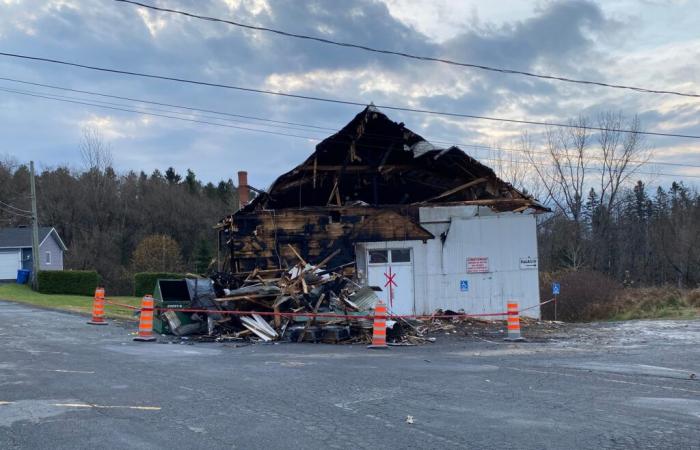 Incendio sospetto a Saint-Côme-Linière: perdita totale della sala parrocchiale