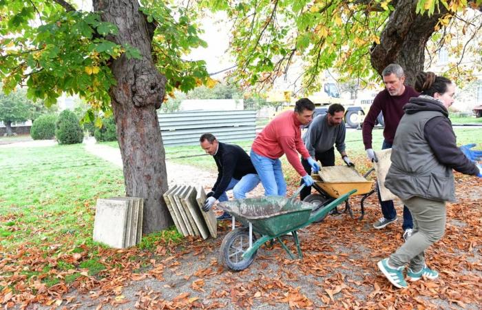 Aule temporanee installate dopo il grande incendio di La Chartreuse a Brives-Charensac