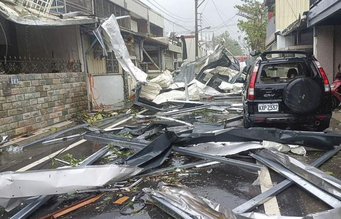 Il tifone Kong-rey colpisce la costa orientale di Taiwan, uccidendone almeno una