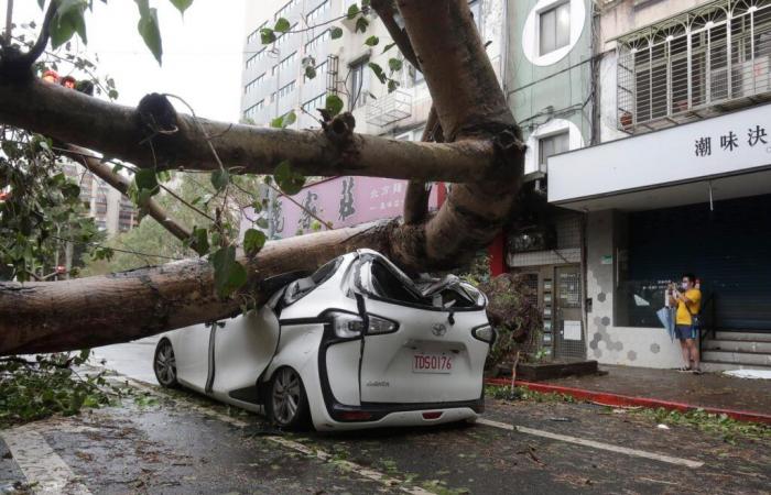 Il tifone Kong-rey provoca almeno due morti e più di 500 feriti