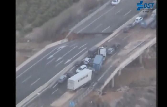 VIDEO – Inondazioni in Spagna: crolla un ponte sull'autostrada AP-7 vicino a Valencia… Le immagini impressionanti!