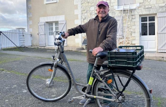 A 93 anni Pierrot si prende cura delle sue galline e del suo orto