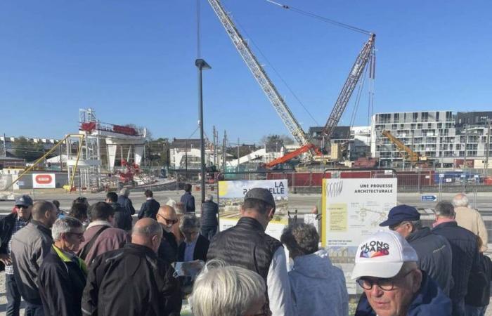 NELLE IMMAGINI. La gigantesca passerella prende pazientemente posto sopra la stazione di Vannes