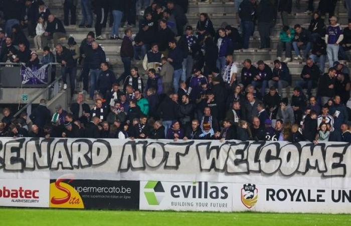 “È una peste”: lo striscione ostile dei tifosi dell’Anderlecht nei confronti di Olivier Renard