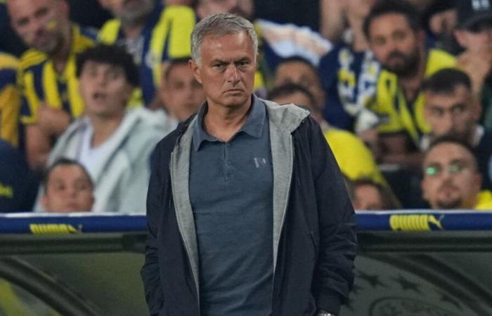 José Mourinho vittima di un brutto contrasto da parte di un suo giocatore in allenamento