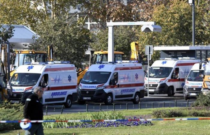 almeno dodici morti nel crollo di un tetto esterno in una stazione ferroviaria