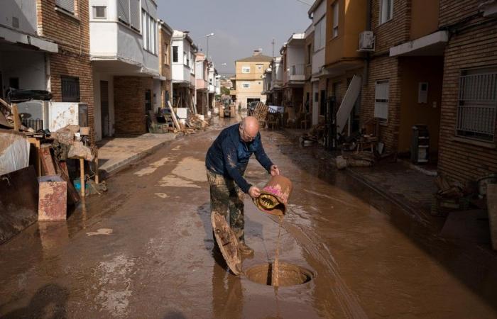 Uomo perde moglie e figlia dopo il maltempo in Spagna, otto morti in un garage: “La forza dell’acqua era enorme”