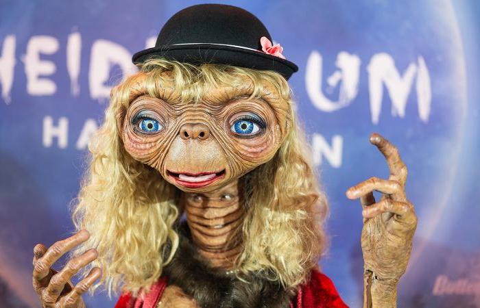 Heidi Klum arriva alla festa di Halloween del 2024 con un elaborato costume ET