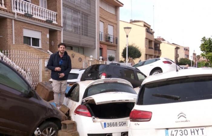 Alluvioni in Spagna: residenti di Sedavi costretti a scavalcare il “cimitero delle auto” per raggiungere le proprie case