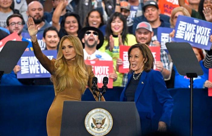 Jennifer Lopez porta il suo stile lussuoso al raduno elettorale di Kamala Harris