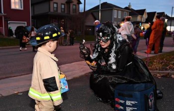 Halloween: piccoli mostri sfilano per le strade e si godono un Halloween a caldo da record