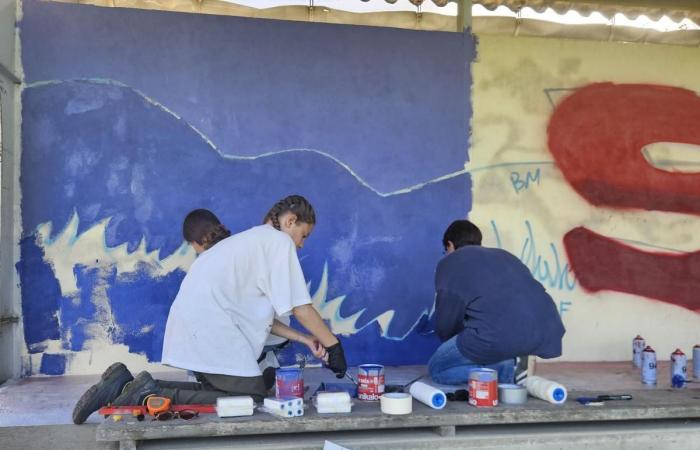 alcuni giovani hanno dipinto un affresco sulla tribuna dello stadio di Sarlat