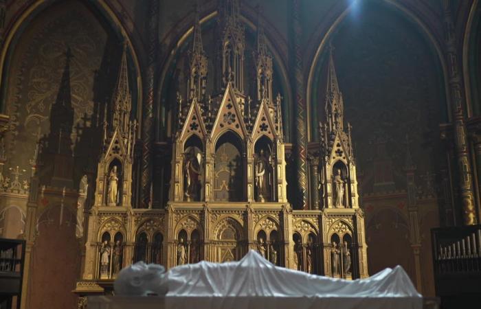 La scultura scioccante di un artista di Tolosa per denunciare gli eccessi dell'abate Pierre e il silenzio della chiesa