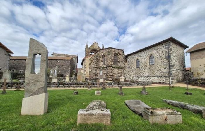 Questo cimitero che unisce memoria e creatività è assolutamente da visitare nell'Alta Loira