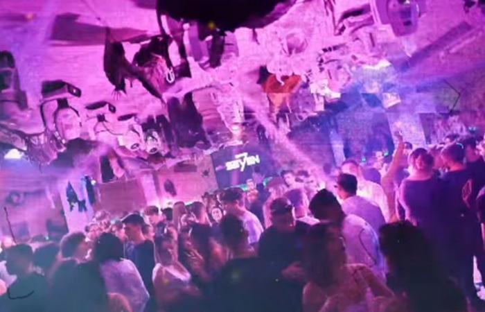 Serata di Halloween in discoteca, un uomo incappucciato apre il fuoco nel parcheggio, 3 feriti, uno tra la vita e la morte