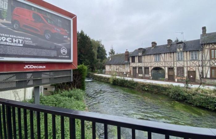 Il premio Brutta Francia assegnato ad un cartellone pubblicitario a Maromme