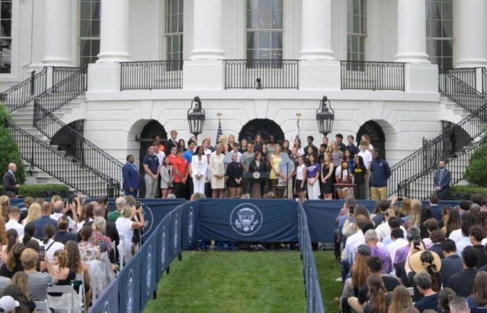 Donald Trump e Kamala Harris seguono i giovani sui campi sportivi