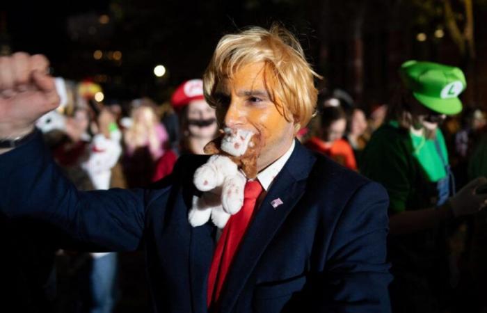 A New York, una parata di Halloween molto politica a cinque giorni dalle elezioni (foto)