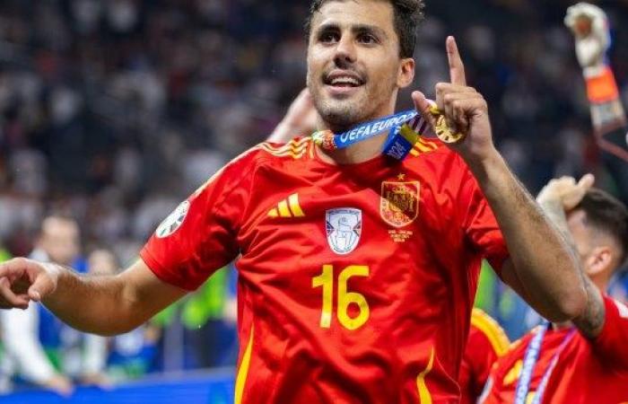 Rodri Hernández riceve il Pallone d'Oro e… grazie a Dio!