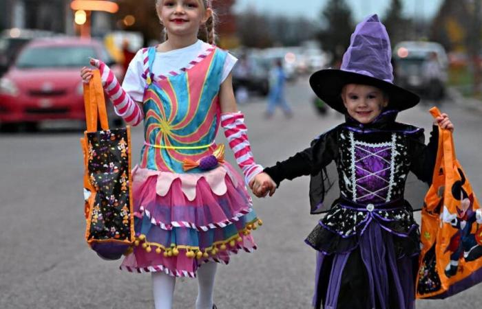 Halloween: piccoli mostri sfilano per le strade e si godono un Halloween a caldo da record