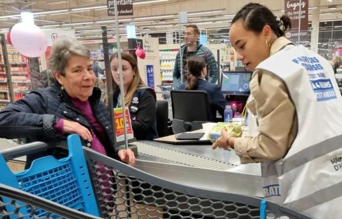 braccia e sorrisi che spezzano la solitudine durante lo shopping