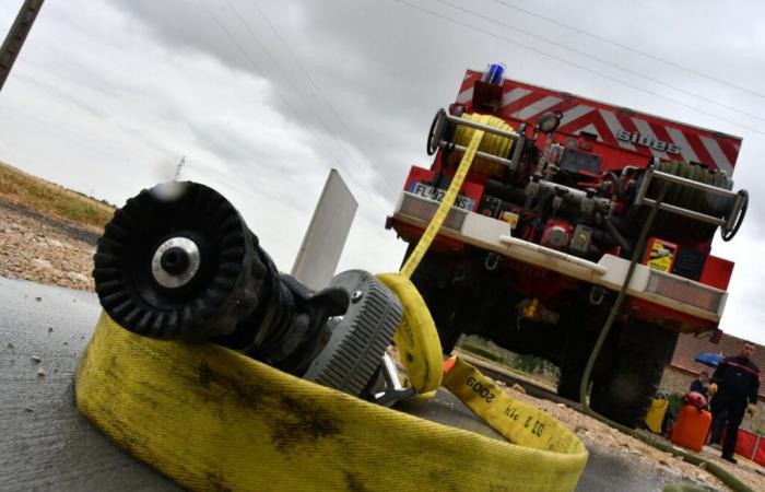 Scoppia un incendio sul tetto di questa fattoria dell'Eure-et-Loir, 22 vigili del fuoco mobilitati