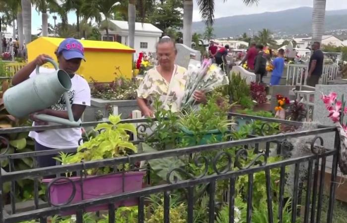 Al cimitero dell'Etang-Saint-Paul, ognissanti secondo la tradizione