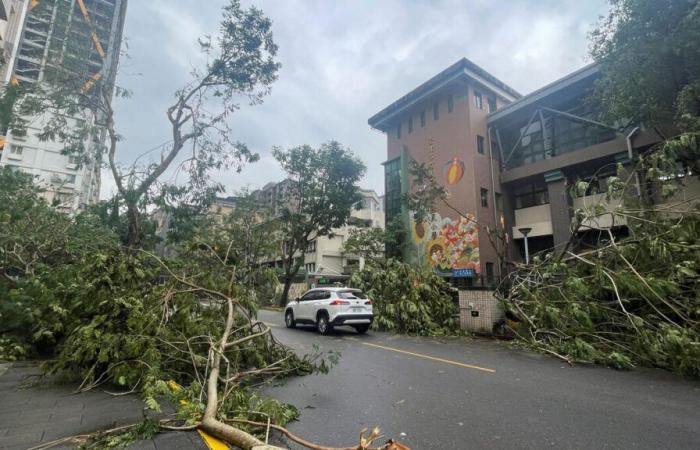 Due morti e più di 500 feriti dopo che il tifone Kong-rey ha colpito Taiwan