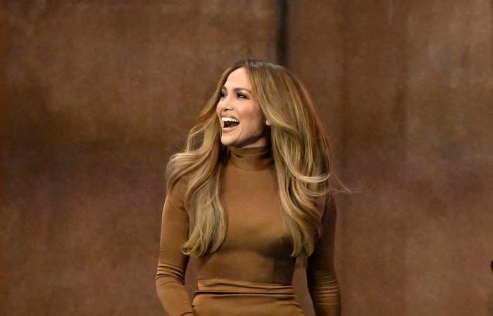 Jennifer Lopez porta il suo stile lussuoso al raduno elettorale di Kamala Harris