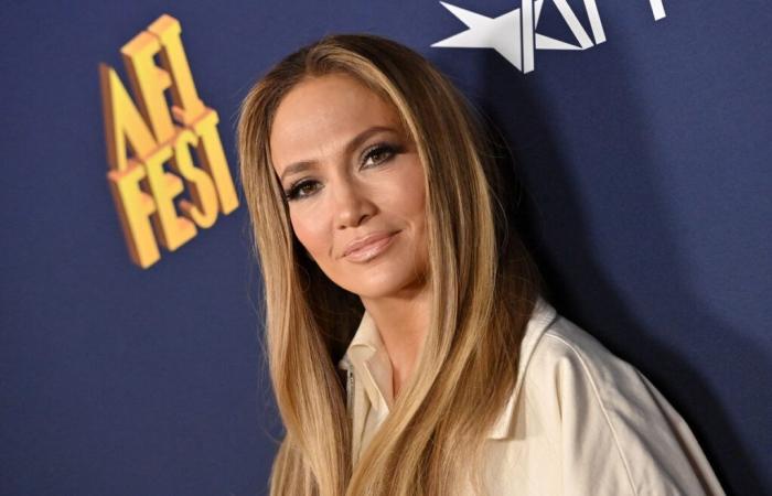 Jennifer Lopez bombardata di domande, si mette le gambe al collo