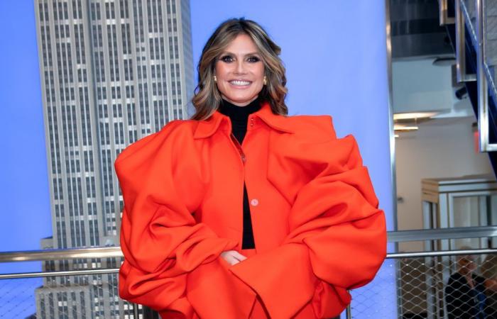 Heidi Klum non vede l’ora di svelare il suo nuovo costume… Kelly Clarkson si trasforma in una straordinaria Beetlejuice…