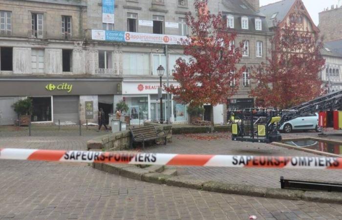 un negozio cittadino Carrefour devastato da un incendio a Côtes-d’Armor